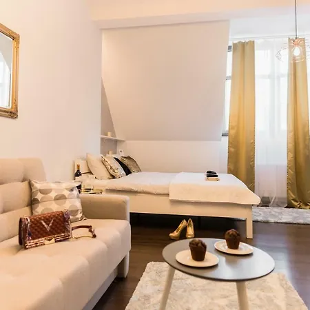 Goldeneye Center Apartment